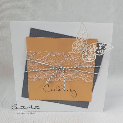 Einladungskarte Square Apricot-Grau mit filigranem Schmetterling